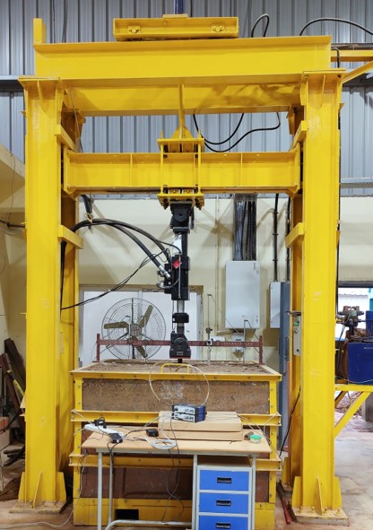 Linear Hydraulic Actuator 100 kN - Large scale pavement model setup